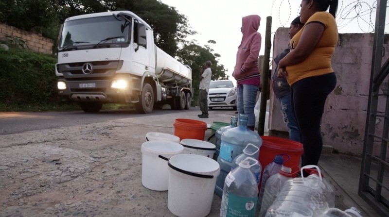 Beberapa warga terpaksa membeli air bersih karena krisis air yang melanda di Kota pesisir Durban, Afrika Selatan, pada Senin (6/5/2024). Beberapa warga terpaksa membeli air bersih karena krisis air yang melanda di Kota pesisir Durban, Afrika Selatan, pada Senin (6/5/2024). (Tangkapan Layar Video Reuters)