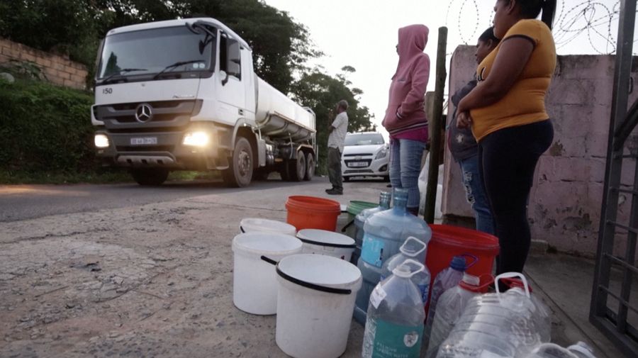 Beberapa warga terpaksa membeli air bersih karena krisis air yang melanda di Kota pesisir Durban, Afrika Selatan, pada Senin (6/5/2024). (Tangkapan Layar Video Reuters)