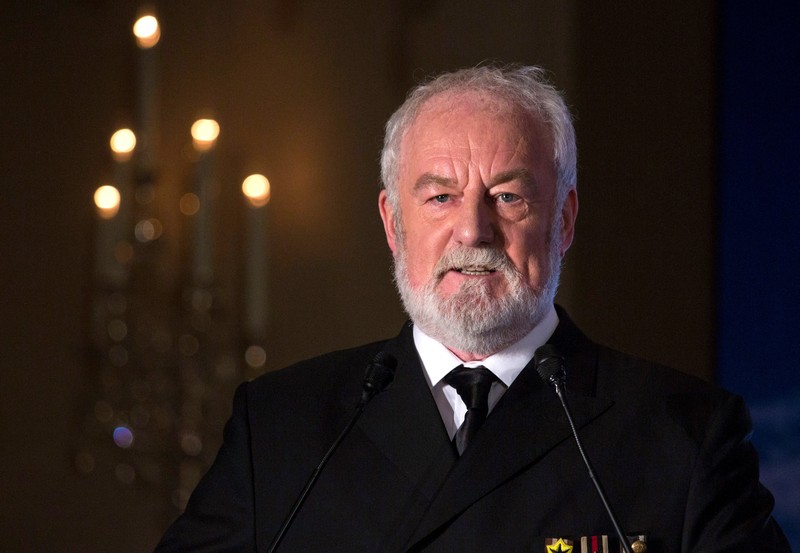 Bernard Hill (ketiga dari kanan), pemeran kapten Edward Smith dalam film Titanic tahun 1997, tercipta bersama Su Shaojun (kedua dari kanan), CEO Seven-Star Energy Investment Group (SSEG), saat konferensi pers di Hong Kong, 12 Januari 2014. (REUTERS/Tyrone Siu/File Foto)