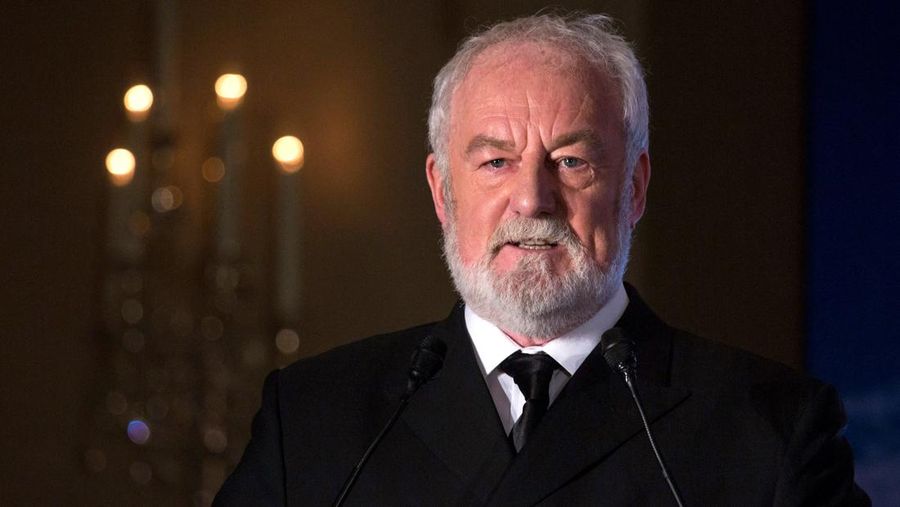 Bernard Hill (ketiga dari kanan), pemeran kapten Edward Smith dalam film Titanic tahun 1997, tercipta bersama Su Shaojun (kedua dari kanan), CEO Seven-Star Energy Investment Group (SSEG), saat konferensi pers di Hong Kong, 12 Januari 2014. (REUTERS/Tyrone Siu/File Foto)