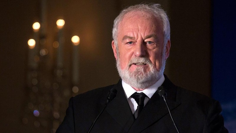 Bernard Hill (ketiga dari kanan), pemeran kapten Edward Smith dalam film Titanic tahun 1997, tercipta bersama Su Shaojun (kedua dari kanan), CEO Seven-Star Energy Investment Group (SSEG), saat konferensi pers di Hong Kong, 12 Januari 2014. (REUTERS/Tyrone Siu/File Foto)