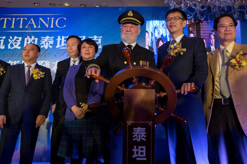Bernard Hill (ketiga dari kanan), pemeran kapten Edward Smith dalam film Titanic tahun 1997, tercipta bersama Su Shaojun (kedua dari kanan), CEO Seven-Star Energy Investment Group (SSEG), saat konferensi pers di Hong Kong, 12 Januari 2014. (REUTERS/Tyrone Siu/File Foto)