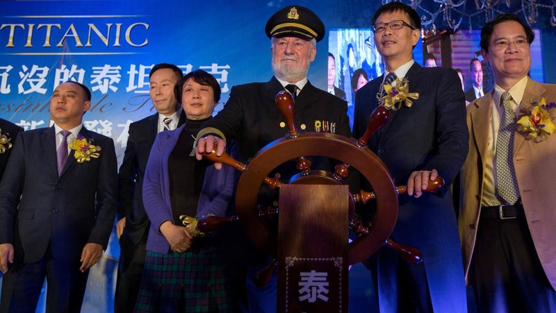 Bernard Hill (ketiga dari kanan), pemeran kapten Edward Smith dalam film Titanic tahun 1997, tercipta bersama Su Shaojun (kedua dari kanan), CEO Seven-Star Energy Investment Group (SSEG), saat konferensi pers di Hong Kong, 12 Januari 2014. (REUTERS/Tyrone Siu/File Foto)