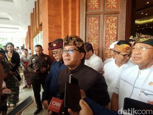 Giri Prasta Serahkan Hibah Rp 50 Miliar ke Pemkot Denpasar