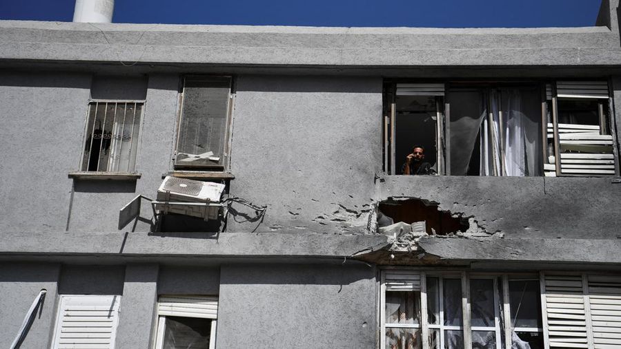 Dampak serangan 20 roket diluncurkan dari Lebanon menuju kota di Israel utara pada Minggu (5/5/2024). (REUTERS/Ayal Margolin)