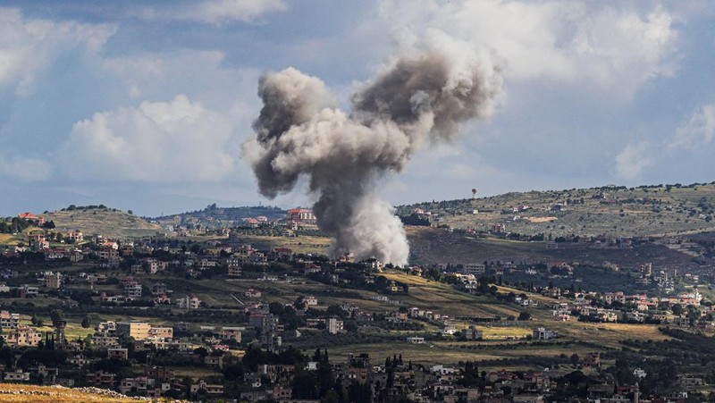 Dampak serangan 20 roket diluncurkan dari Lebanon menuju kota di Israel utara pada Minggu (5/5/2024). (REUTERS/Ayal Margolin)