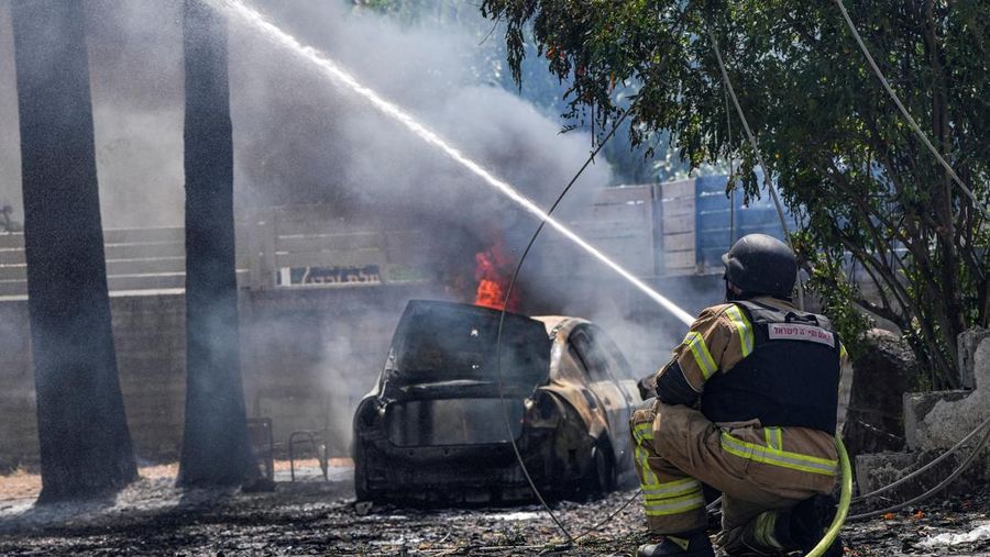 Dampak serangan 20 roket diluncurkan dari Lebanon menuju kota di Israel utara pada Minggu (5/5/2024). (REUTERS/Ayal Margolin)