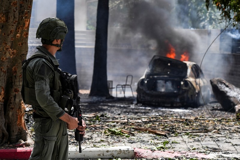 Dampak serangan 20 roket diluncurkan dari Lebanon menuju kota di Israel utara pada Minggu (5/5/2024). (REUTERS/Ayal Margolin) Dampak serangan 20 roket diluncurkan dari Lebanon menuju kota di Israel utara pada Minggu (5/5/2024). (REUTERS/Ayal Margolin)