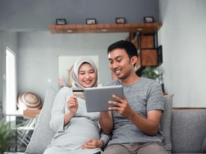 Hukum Pasangan Suami Istri Menonton Film Dewasa, Haram atau Halal?