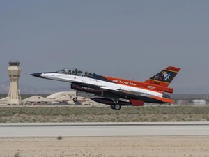 Saat Menteri AS Naik Jet Tempur F-16 yang Dikendalikan AI