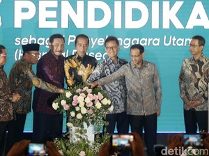 Jokowi Resmikan Pendidikan Dokter Spesialis Hospital Based, Gratis dan Digaji