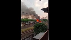 Kebakaran Dekat Rel di Cengkareng, Perjalanan KRL Tersendat