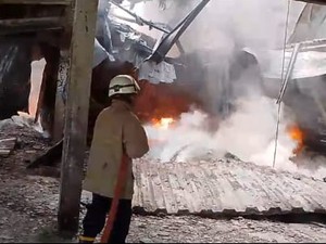 Kebakaran Gudang Elektronik di Cikupa Tangerang, Asap Hitam Membubung