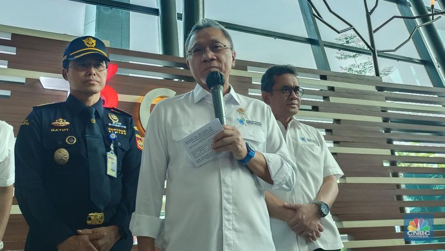 Menteri Perdagangan (Mendag) Zulkifli Hasan alias Zulhas melakukan kunjungan ke area Bea dan Cukai Terminal 3 Bandara Internasional Soekarno Hatta hari ini, Senin (6/5/2024). (²©²ÊÍøÕ¾/Martyasari Rizky)