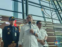 Cek Bea Cukai Bandara Soetta, Zulhas Ciduk Bule Bawa Barang Misterius