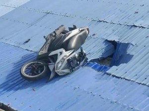 Lagi-lagi! Motor Nyangkut di Atap Rumah
