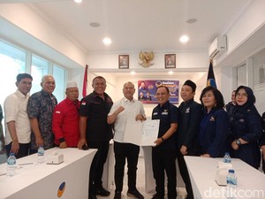 Didampingi Pengurus PDIP, Nikson Daftar Cagub Sumut ke NasDem