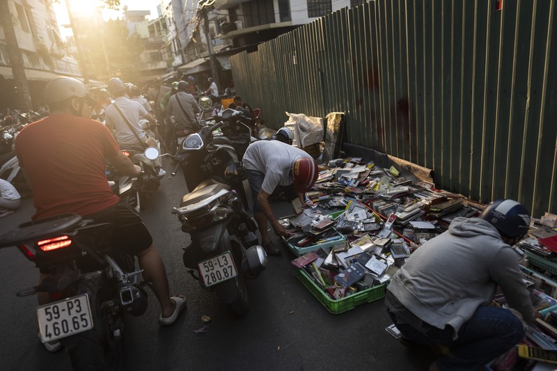 Patung kepala Buddha diletakkan di atas perangkat elektronik bekas saat pembeli mencari barang di Pasar Nhat Tao, pasar daur ulang informal terbesar di Kota Ho Chi Minh, Vietnam, pada Rabu, 31 Januari 2024. Patung kepala Buddha diletakkan di atas perangkat elektronik bekas saat pembeli mencari barang di Pasar Nhat Tao, pasar daur ulang informal terbesar di Kota Ho Chi Minh, Vietnam, pada Rabu, 31 Januari 2024. (AP Photo/Jae C. Hong)