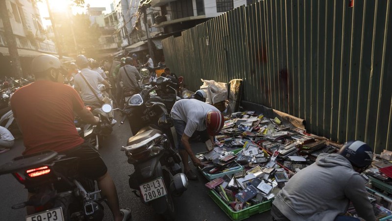 Patung kepala Buddha diletakkan di atas perangkat elektronik bekas saat pembeli mencari barang di Pasar Nhat Tao, pasar daur ulang informal terbesar di Kota Ho Chi Minh, Vietnam, pada Rabu, 31 Januari 2024. (AP Photo/Jae C. Hong)