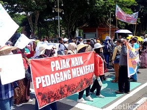 Ratusan Pedagang Trenggalek Demo, Protes Retribusi Pasar Naik 350 Persen