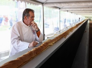 Pemanggang Roti Prancis Pecahkan Rekor Bikin Roti Baguette Terpanjang