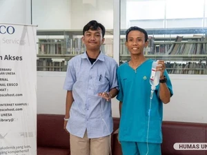 Perjuangan Razzaq Ikut UTBK 2024 di Unesa, Masih Diinfus dan Didampingi Perawat