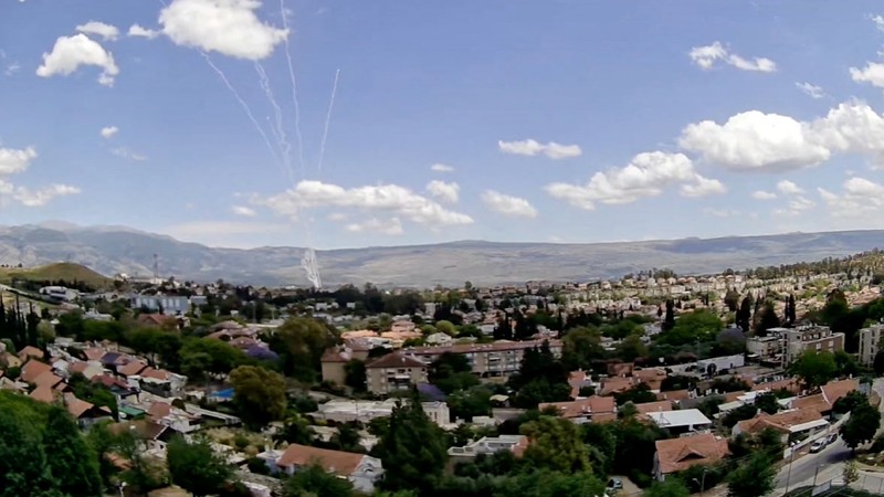 Dampak serangan 20 roket diluncurkan dari Lebanon menuju kota di Israel utara pada Minggu (5/5/2024). (REUTERS/Ayal Margolin) Dampak serangan 20 roket diluncurkan dari Lebanon menuju kota di Israel utara pada Minggu (5/5/2024). (REUTERS/Ayal Margolin)