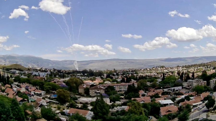 Dampak serangan 20 roket diluncurkan dari Lebanon menuju kota di Israel utara pada Minggu (5/5/2024). (REUTERS/Ayal Margolin)