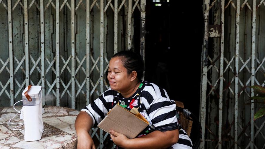 Orang-orang berjalan dengan payung melewati percikan air ketika pihak berwenang Thailand mengatakan bahwa orang-orang meninggal karena serangan panas tahun ini dan memperingatkan untuk menghindari aktivitas di luar ruangan, di Bangkok, Thailand, 5 Mei 2024. (REUTERS/Chalinee Thirasupa)