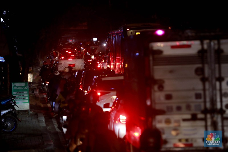 Suasana kemacetan di kawasan Ciputat Tangerang Selatan, Senin, (6/5/2024). Peluang tersambungnya moda transportasi Mass Rapid Transit (MRT) Jakarta ke wilayah Tangerang Selatan (Tangsel) kembali terbuka. Suasana kemacetan di kawasan Ciputat Tangerang Selatan, Senin, (6/5/2024). Peluang tersambungnya moda transportasi Mass Rapid Transit (MRT) Jakarta ke wilayah Tangerang Selatan (Tangsel) kembali terbuka. (CNBC Indonesia/Muhammad Sabki)