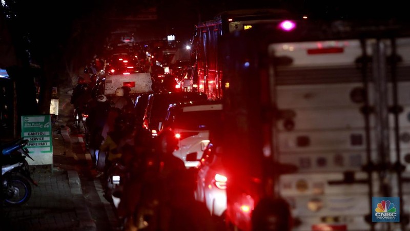 Suasana kemacetan di kawasan Ciputat Tangerang Selatan, Senin, (6/5/2024). Peluang tersambungnya moda transportasi Mass Rapid Transit (MRT) Jakarta ke wilayah Tangerang Selatan (Tangsel) kembali terbuka. (CNBC Indonesia/Muhammad Sabki)
