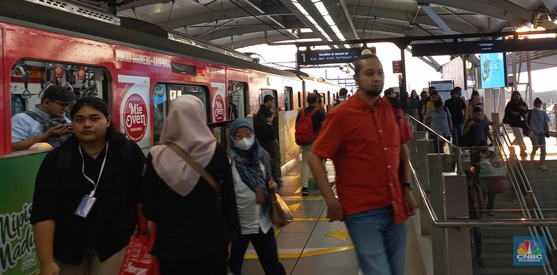 Suasana kemacetan di kawasan Ciputat Tangerang Selatan, Senin, (6/5/2024). Peluang tersambungnya moda transportasi Mass Rapid Transit (MRT) Jakarta ke wilayah Tangerang Selatan (Tangsel) kembali terbuka. Suasana kemacetan di kawasan Ciputat Tangerang Selatan, Senin, (6/5/2024). Peluang tersambungnya moda transportasi Mass Rapid Transit (MRT) Jakarta ke wilayah Tangerang Selatan (Tangsel) kembali terbuka. (CNBC Indonesia/Muhammad Sabki)