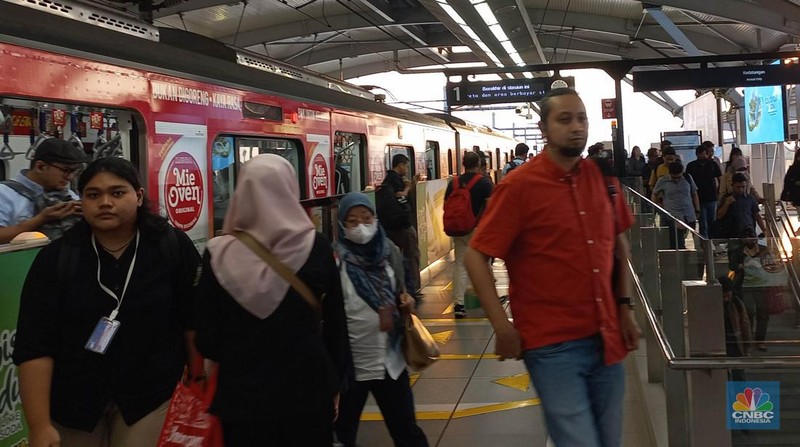 Suasana kemacetan di kawasan Ciputat Tangerang Selatan, Senin, (6/5/2024). Peluang tersambungnya moda transportasi Mass Rapid Transit (MRT) Jakarta ke wilayah Tangerang Selatan (Tangsel) kembali terbuka. (CNBC Indonesia/Muhammad Sabki)