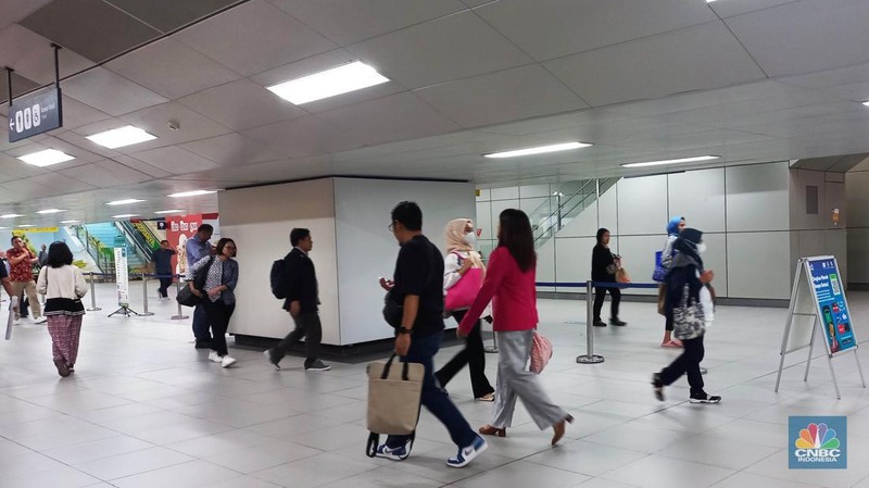 Suasana kemacetan di kawasan Ciputat Tangerang Selatan, Senin, (6/5/2024). Peluang tersambungnya moda transportasi Mass Rapid Transit (MRT) Jakarta ke wilayah Tangerang Selatan (Tangsel) kembali terbuka. (CNBC Indonesia/Muhammad Sabki)