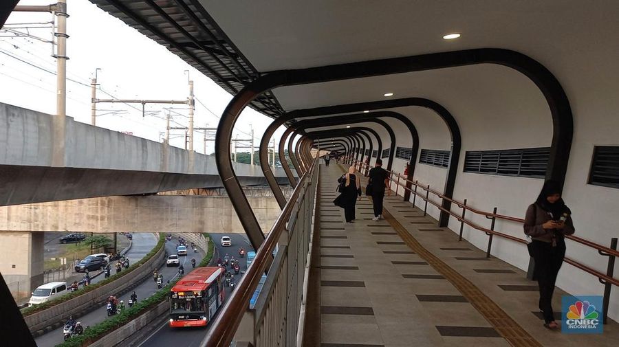 Suasana kemacetan di kawasan Ciputat Tangerang Selatan, Senin, (6/5/2024). Peluang tersambungnya moda transportasi Mass Rapid Transit (MRT) Jakarta ke wilayah Tangerang Selatan (Tangsel) kembali terbuka. (CNBC Indonesia/Muhammad Sabki)