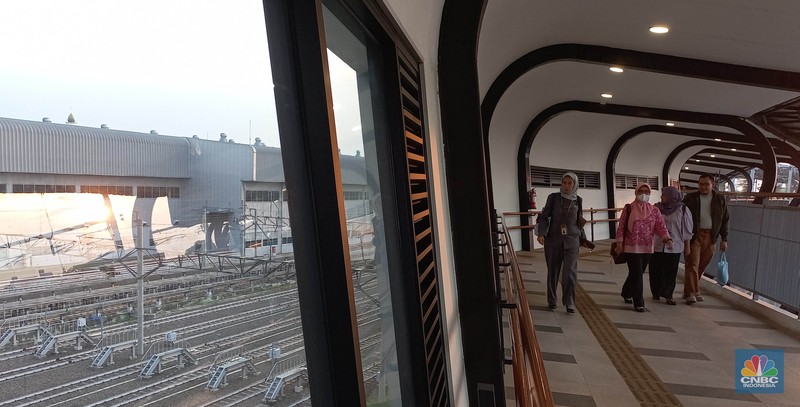 Suasana kemacetan di kawasan Ciputat Tangerang Selatan, Senin, (6/5/2024). Peluang tersambungnya moda transportasi Mass Rapid Transit (MRT) Jakarta ke wilayah Tangerang Selatan (Tangsel) kembali terbuka. Suasana kemacetan di kawasan Ciputat Tangerang Selatan, Senin, (6/5/2024). Peluang tersambungnya moda transportasi Mass Rapid Transit (MRT) Jakarta ke wilayah Tangerang Selatan (Tangsel) kembali terbuka. (CNBC Indonesia/Muhammad Sabki)