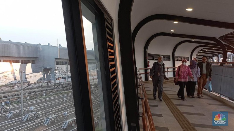 Suasana kemacetan di kawasan Ciputat Tangerang Selatan, Senin, (6/5/2024). Peluang tersambungnya moda transportasi Mass Rapid Transit (MRT) Jakarta ke wilayah Tangerang Selatan (Tangsel) kembali terbuka. (CNBC Indonesia/Muhammad Sabki)