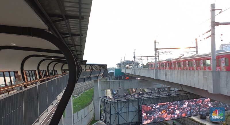 Suasana kemacetan di kawasan Ciputat Tangerang Selatan, Senin, (6/5/2024). Peluang tersambungnya moda transportasi Mass Rapid Transit (MRT) Jakarta ke wilayah Tangerang Selatan (Tangsel) kembali terbuka. Suasana kemacetan di kawasan Ciputat Tangerang Selatan, Senin, (6/5/2024). Peluang tersambungnya moda transportasi Mass Rapid Transit (MRT) Jakarta ke wilayah Tangerang Selatan (Tangsel) kembali terbuka. (CNBC Indonesia/Muhammad Sabki)