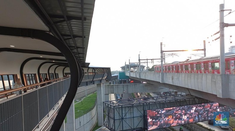 Suasana kemacetan di kawasan Ciputat Tangerang Selatan, Senin, (6/5/2024). Peluang tersambungnya moda transportasi Mass Rapid Transit (MRT) Jakarta ke wilayah Tangerang Selatan (Tangsel) kembali terbuka. (CNBC Indonesia/Muhammad Sabki)