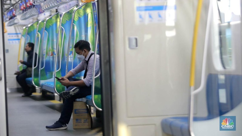 Suasana kemacetan di kawasan Ciputat Tangerang Selatan, Senin, (6/5/2024). Peluang tersambungnya moda transportasi Mass Rapid Transit (MRT) Jakarta ke wilayah Tangerang Selatan (Tangsel) kembali terbuka. (CNBC Indonesia/Muhammad Sabki)