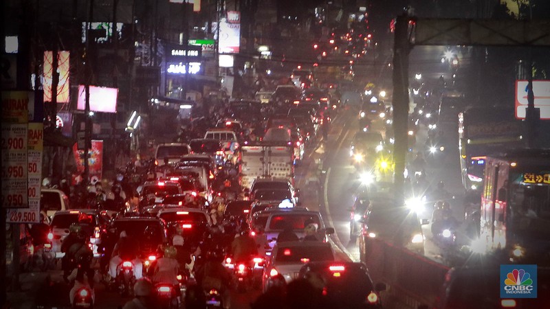 Suasana kemacetan di kawasan Ciputat Tangerang Selatan, Senin, (6/5/2024). Peluang tersambungnya moda transportasi Mass Rapid Transit (MRT) Jakarta ke wilayah Tangerang Selatan (Tangsel) kembali terbuka. Suasana kemacetan di kawasan Ciputat Tangerang Selatan, Senin, (6/5/2024). Peluang tersambungnya moda transportasi Mass Rapid Transit (MRT) Jakarta ke wilayah Tangerang Selatan (Tangsel) kembali terbuka. (CNBC Indonesia/Muhammad Sabki)