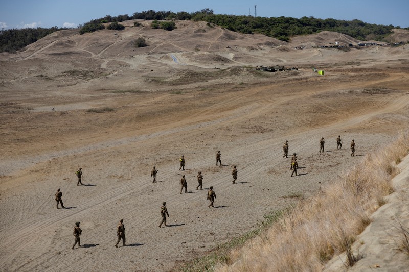 Tentara AS dan Filipina saat latihan militer gabungan tahunan di Laoag, Ilocos Norte, Filipina, Senin (6/5/2024). (REUTERS/Eloisa Lopez)