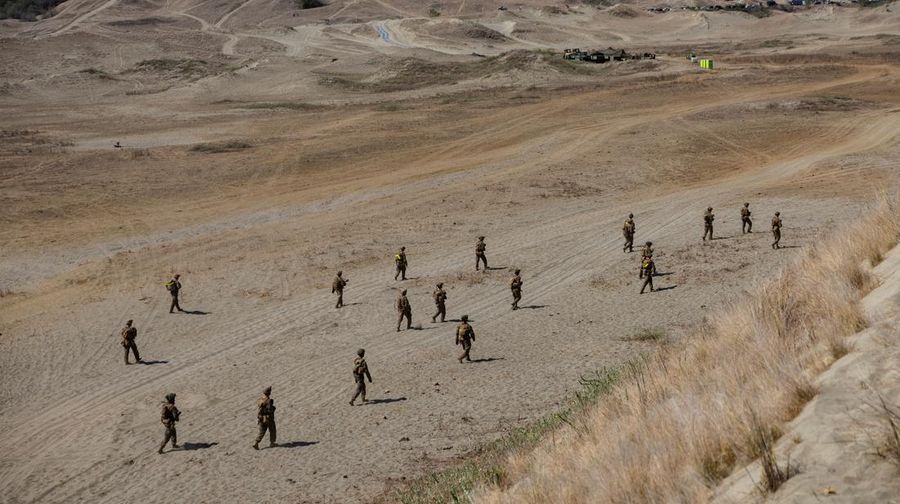 Tentara AS dan Filipina saat latihan militer gabungan tahunan di Laoag, Ilocos Norte, Filipina, Senin (6/5/2024). (REUTERS/Eloisa Lopez)
