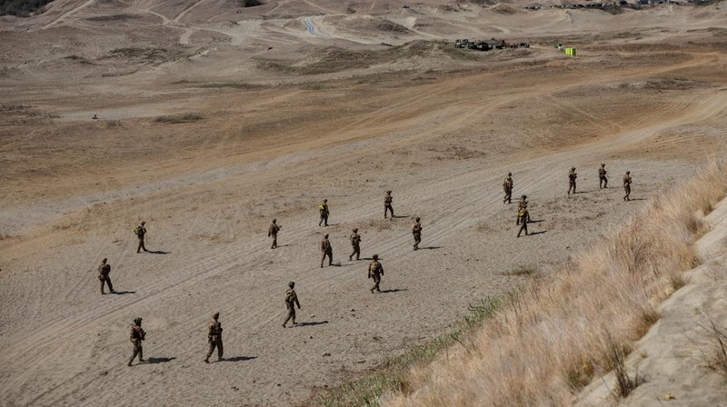 Tentara AS dan Filipina saat latihan militer gabungan tahunan di Laoag, Ilocos Norte, Filipina, Senin (6/5/2024). (REUTERS/Eloisa Lopez)