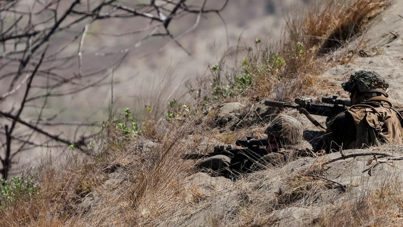 Tentara AS dan Filipina saat latihan militer gabungan tahunan di Laoag, Ilocos Norte, Filipina, Senin (6/5/2024). (REUTERS/Eloisa Lopez)