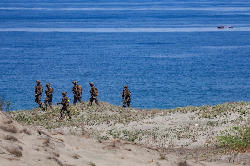 Tentara AS dan Filipina saat latihan militer gabungan tahunan di Laoag, Ilocos Norte, Filipina, Senin (6/5/2024). (REUTERS/Eloisa Lopez)
