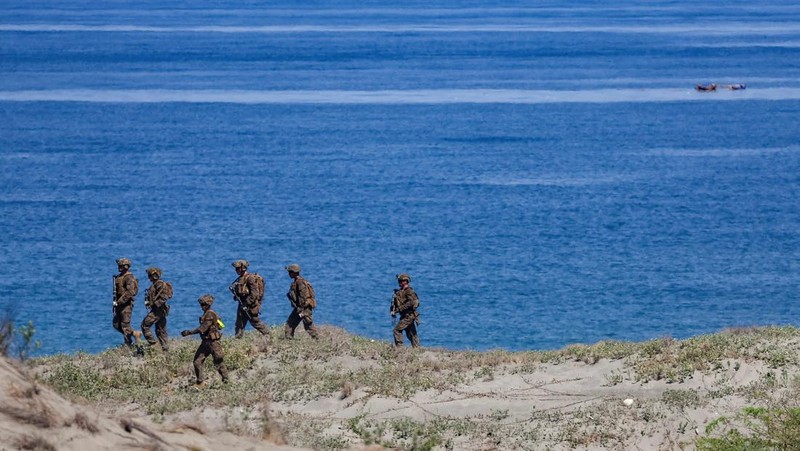 Tentara AS dan Filipina saat latihan militer gabungan tahunan di Laoag, Ilocos Norte, Filipina, Senin (6/5/2024). (REUTERS/Eloisa Lopez)