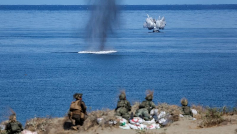 Tentara AS dan Filipina saat latihan militer gabungan tahunan di Laoag, Ilocos Norte, Filipina, Senin (6/5/2024). (REUTERS/Eloisa Lopez)
