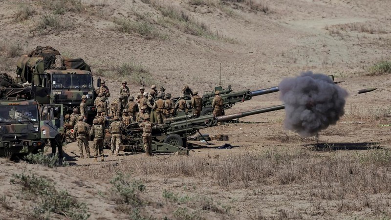 Tentara AS dan Filipina saat latihan militer gabungan tahunan di Laoag, Ilocos Norte, Filipina, Senin (6/5/2024). (REUTERS/Eloisa Lopez)