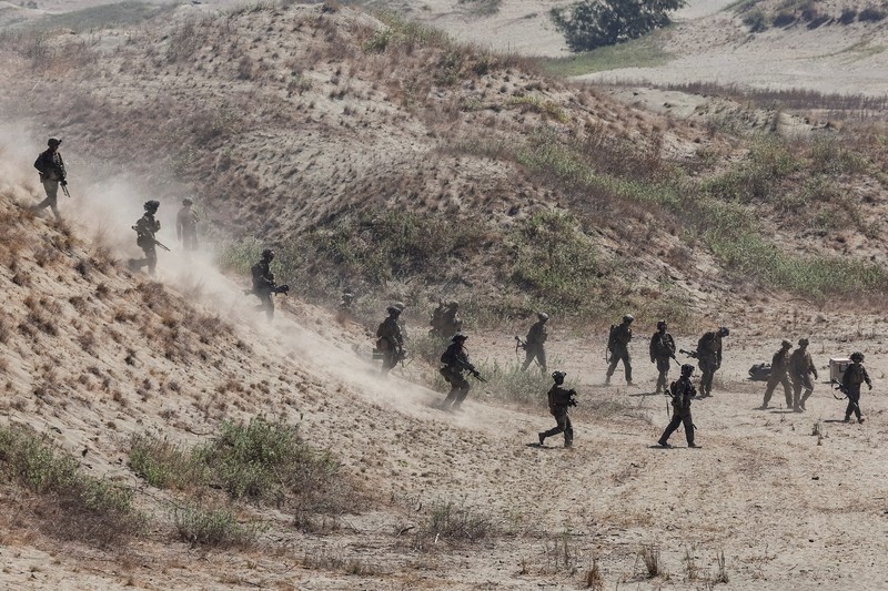 Tentara AS dan Filipina saat latihan militer gabungan tahunan di Laoag, Ilocos Norte, Filipina, Senin (6/5/2024). (REUTERS/Eloisa Lopez) Tentara AS dan Filipina saat latihan militer gabungan tahunan di Laoag, Ilocos Norte, Filipina, Senin (6/5/2024). (REUTERS/Eloisa Lopez)